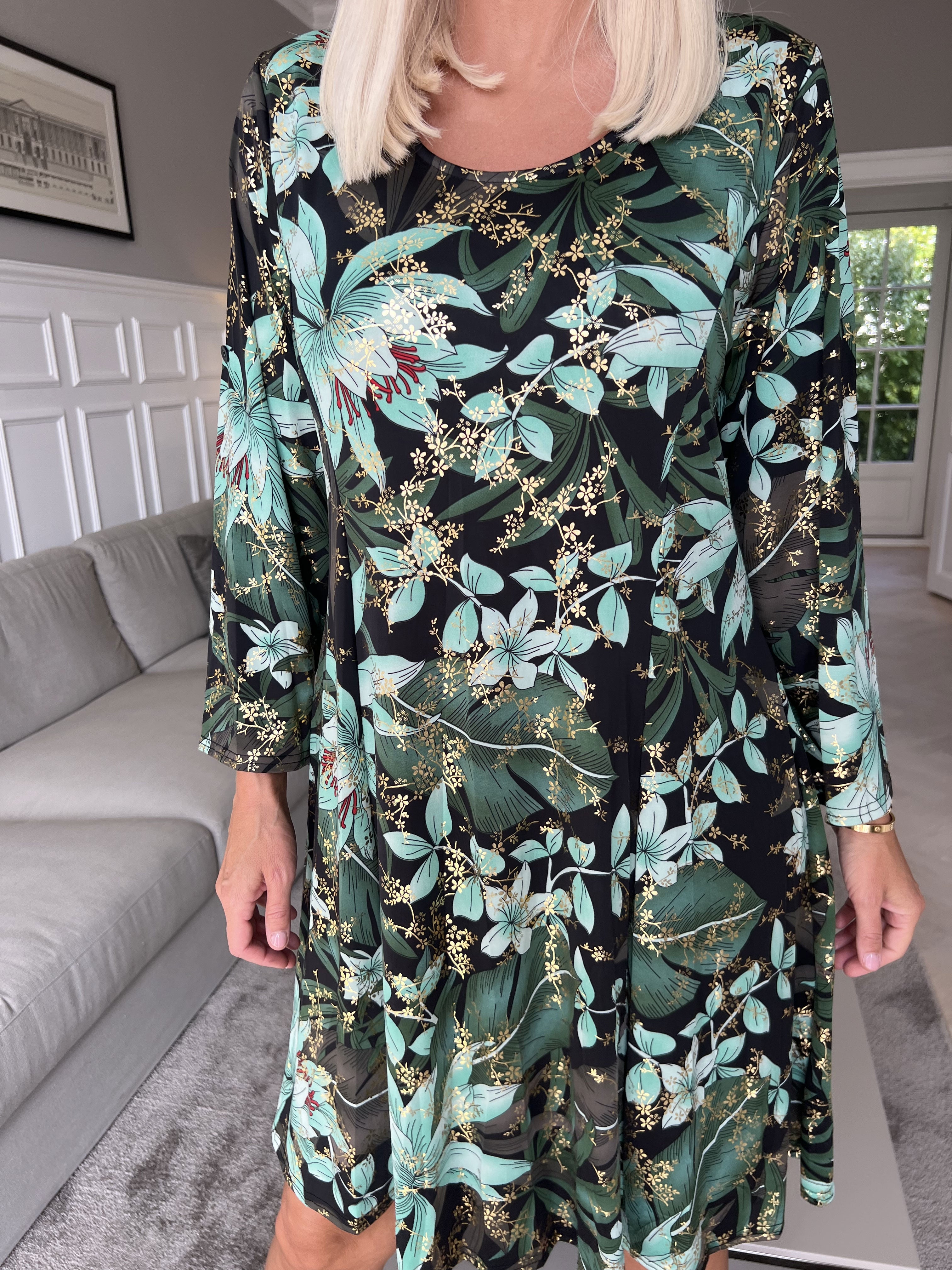 Maj Long Sleeve - Elastisk klänning i mönster med gulddetaljer